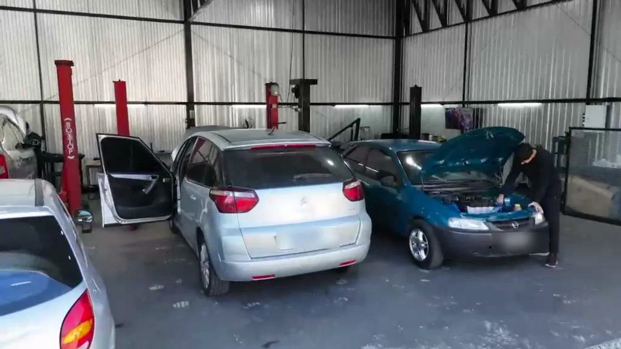 Box coberto com os dois elevadores e carros sendo atendidos